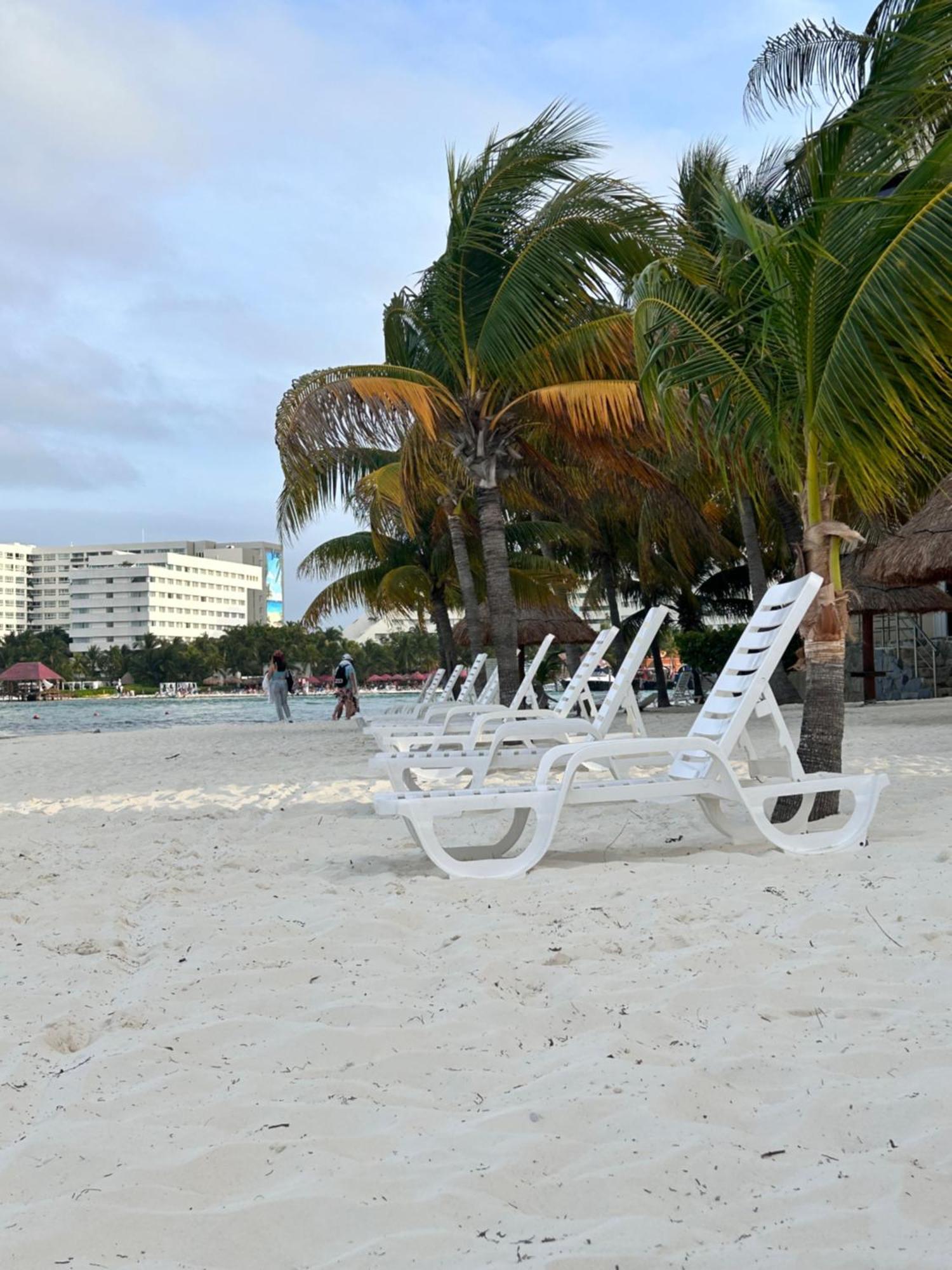 Front Beach Private Room With Shared Bathroom Cancun Exterior photo