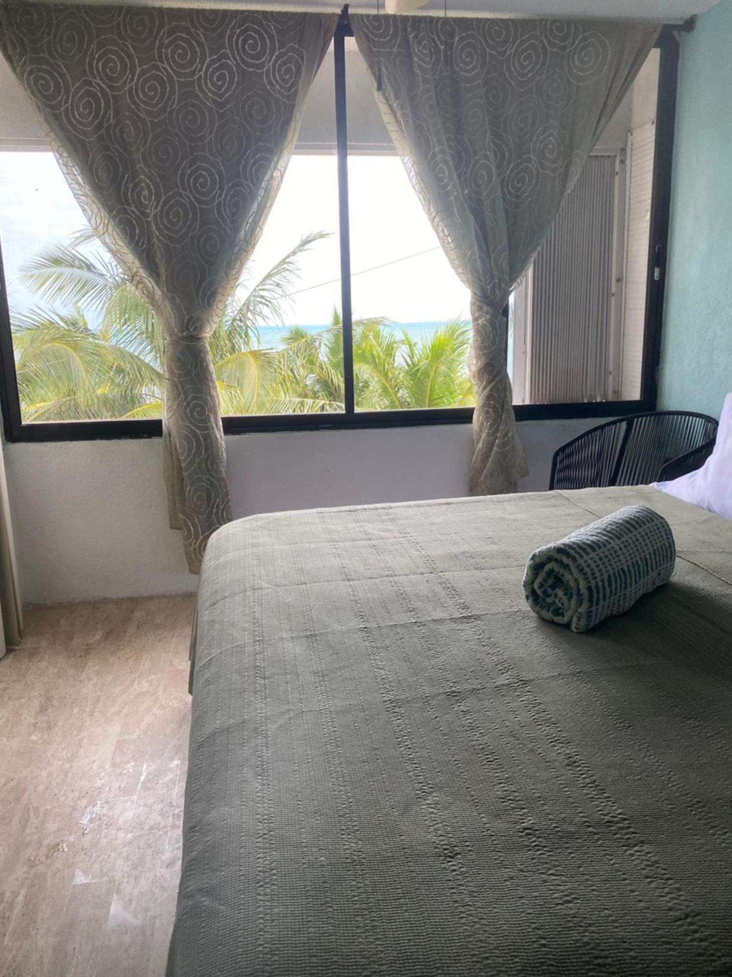 Front Beach Private Room With Shared Bathroom Cancun Exterior photo