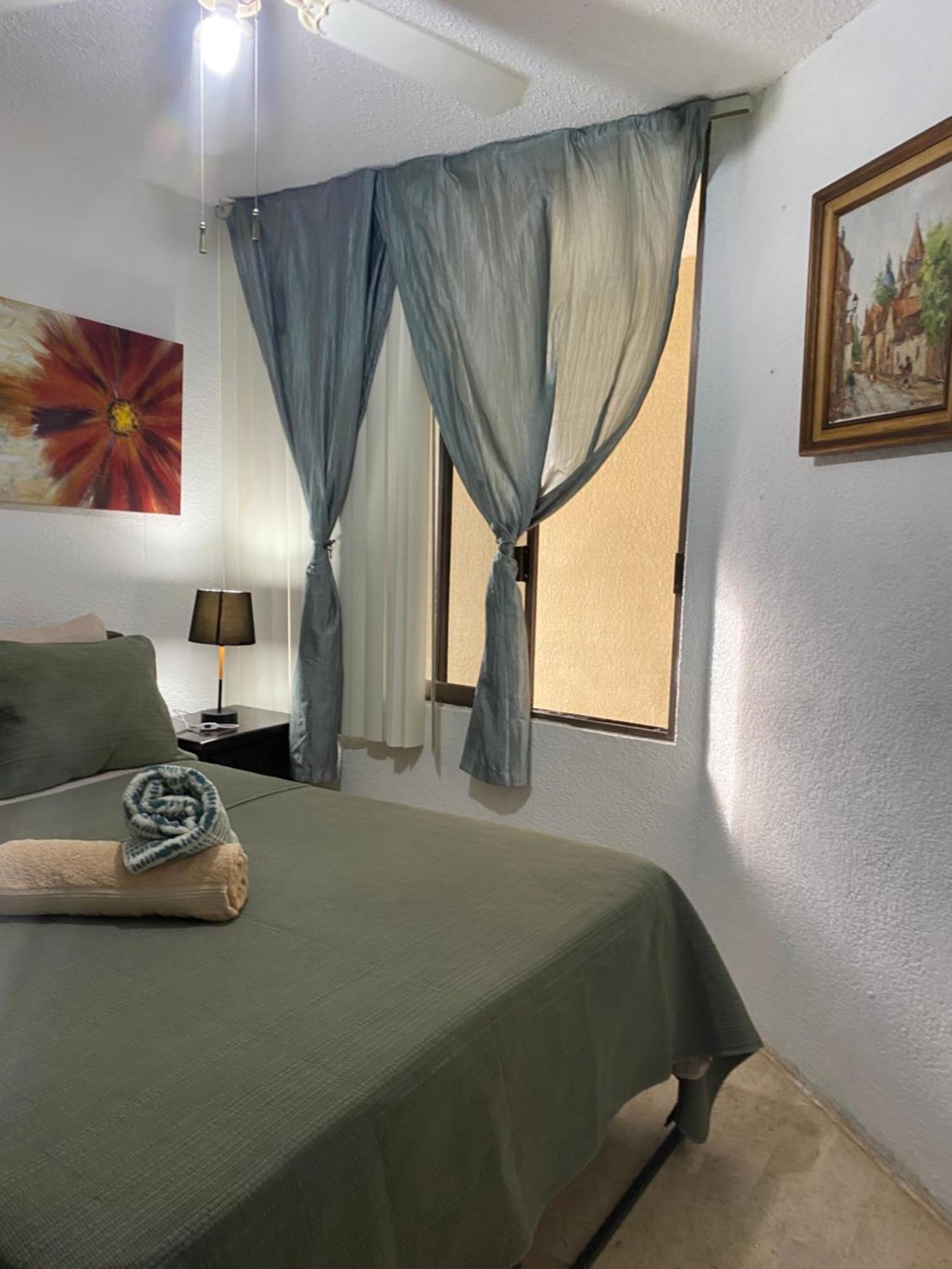 Front Beach Private Room With Shared Bathroom Cancun Exterior photo